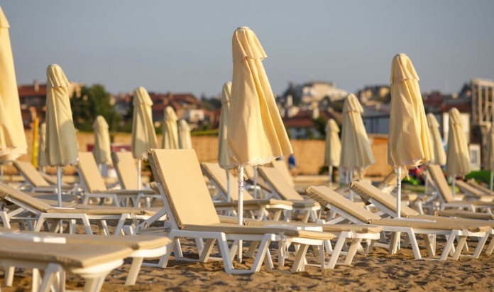 Без безплатни и евтини чадъри и шезлонги по морето тази